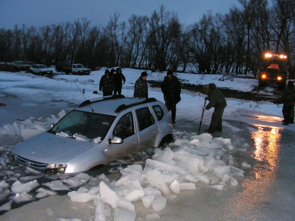 Вытаскиваем машину из под воды
